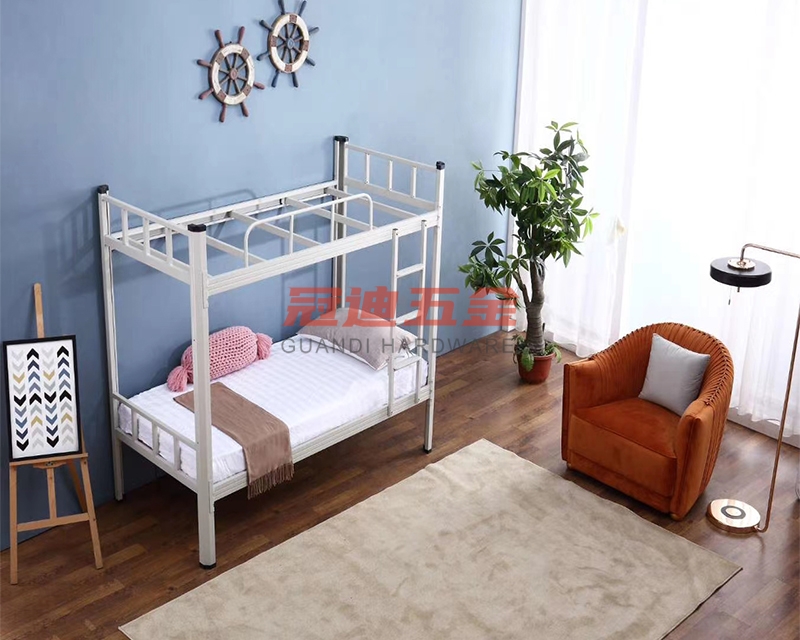 上下鋪鐵床上鋪老搖晃的原因是？